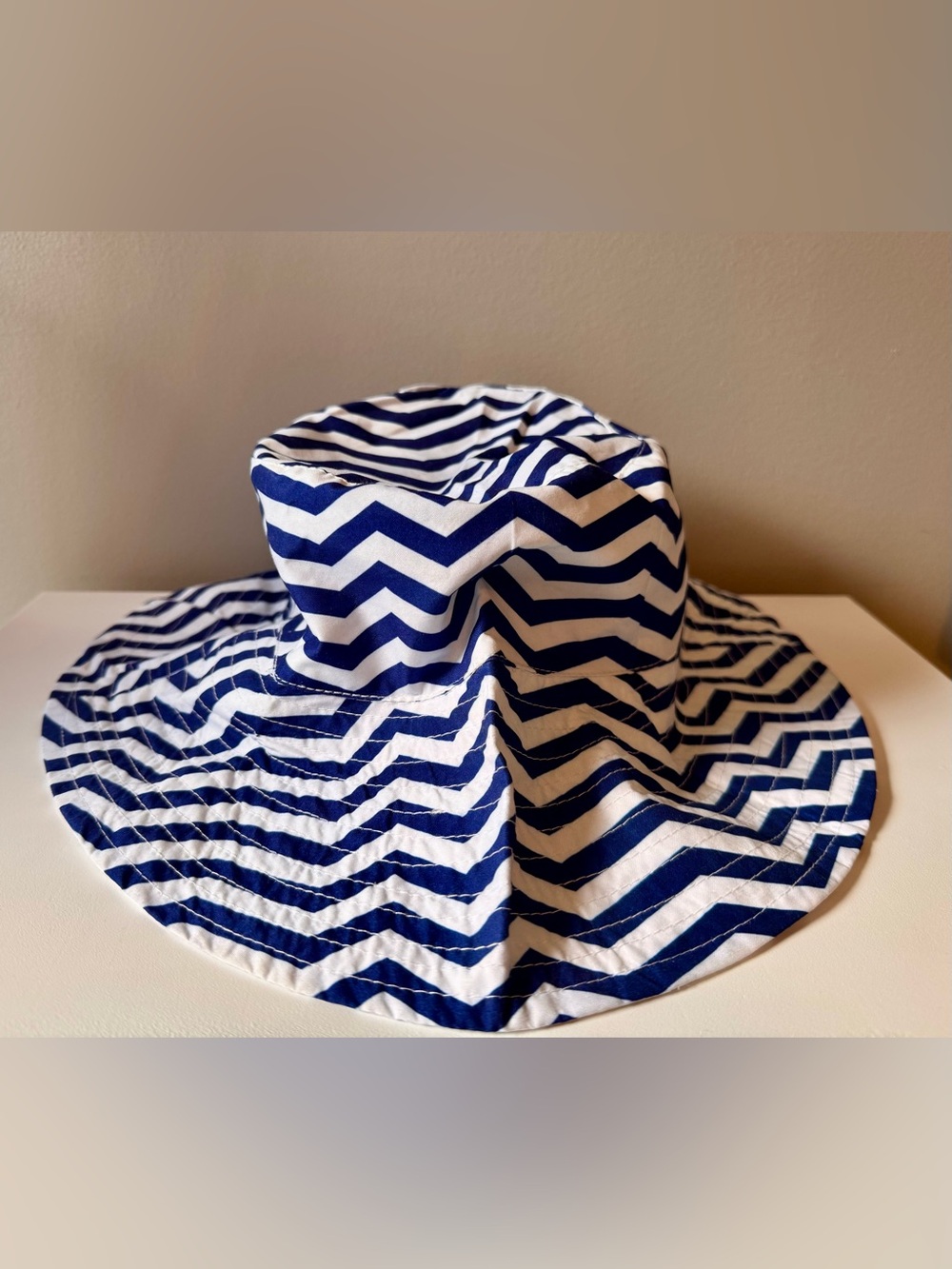 Women’s Foldable Travel Navy and White Chevron Sun Hat Beach Pool - Picture 2 of 3
